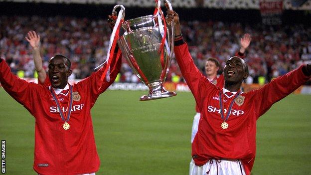 Andy Cole en Dwight Yorke vieren de Champions League Cup