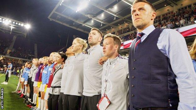 Dawn Scott avec le reste de l'équipe d'entraîneurs de l'Angleterre à la SheBelieves Cup en mars