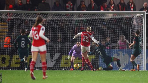 Stina Blackstenius scoort het tweede doelpunt van Arsenal