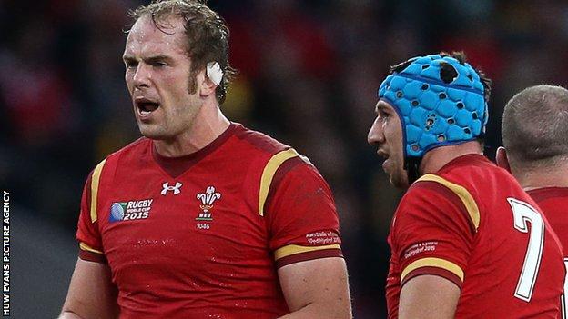 Alun Wyn Jones and Justin Tipuric of Wales