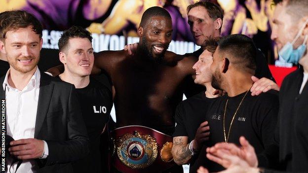 Lawrence Okolie fête avec son équipe