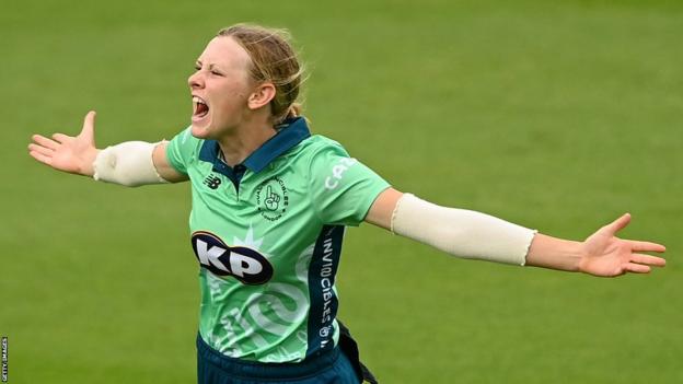 Sophia Smale in action for Oval Invincibles.