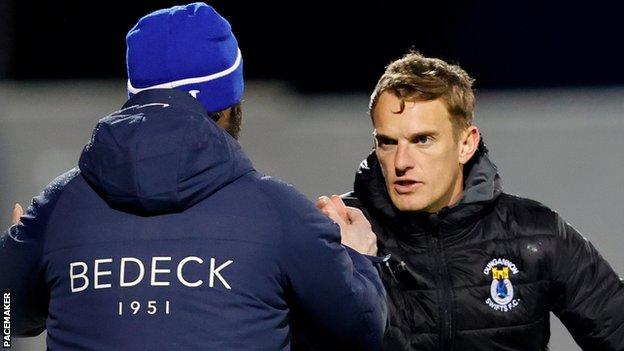 Le Patron De Glenavon, Gary Hamilton, Félicite Le Manager De Dungannon, Dean Shiels, Après Le Match Nul De La Coupe D'Irlande De Mardi