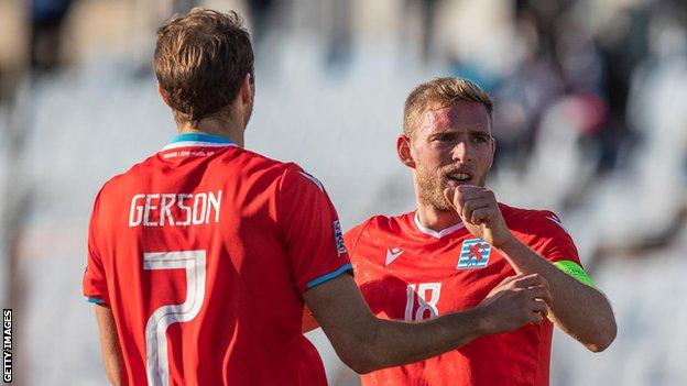 Lars Krogh Gerson et Laurent Jans sont sur le point de s'embrasser après la victoire du Luxembourg dans la Ligue des Nations contre Chypre en octobre dernier