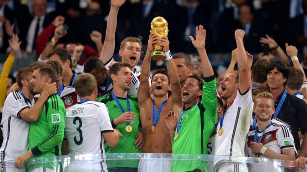 Mesut Özil, 2014'te Almanya'daki takım arkadaşlarıyla Dünya Kupası'nı kaldırıyor