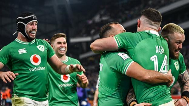 Ireland celebrate late try