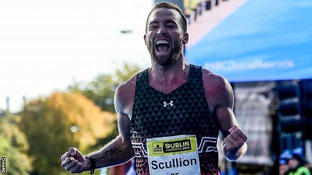 Stephen Scullion célèbre après avoir réduit de deux autres son record personnel alors en 2:12,01 pour terminer deuxième au marathon de Dublin en 2019