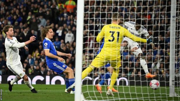 Luis Sinisterra scores for Leeds