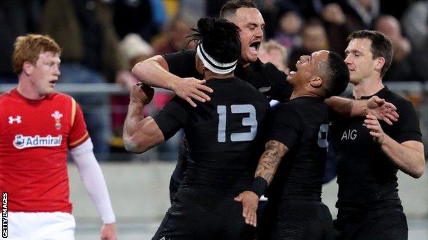 New Zealand celebrate their opening try