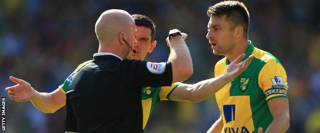 Norwich players and referee