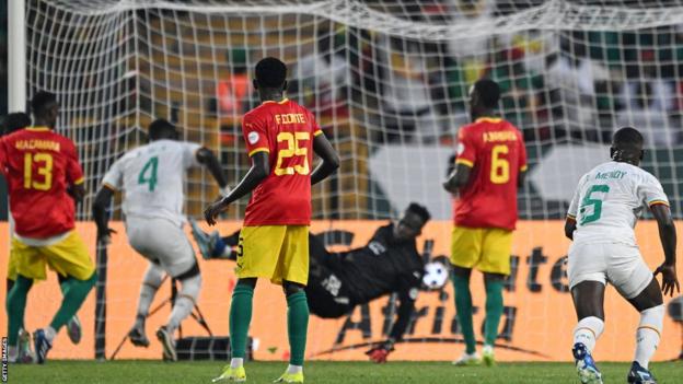 Abdoulaye Seck heads Senegal in front against Guinea at the 2023 Africa Cup of Nations