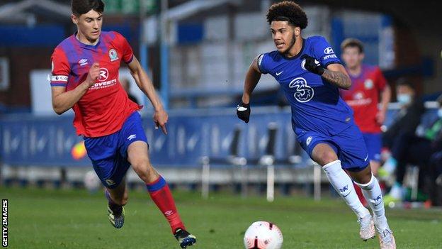 Myles Peart-Harris playing for Chelsea in their Premier League 2 match against Blackburn in April 2021