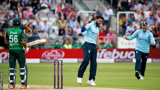 Saqib Mahmood celebrates wicket with his England team-mates