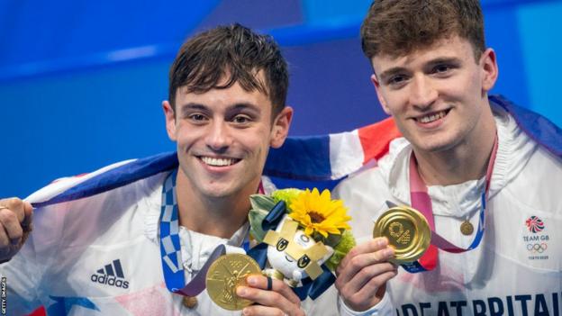 Tom Daley e Matty Lee posam com suas medalhas nas Olimpíadas de Tóquio 2020