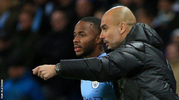 Pep Guardiola, Raheem Sterling'e talimat veriyor