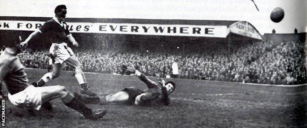 1982 World Cup: Billy Hamilton scores for Northern Ireland against Austria  - BBC News