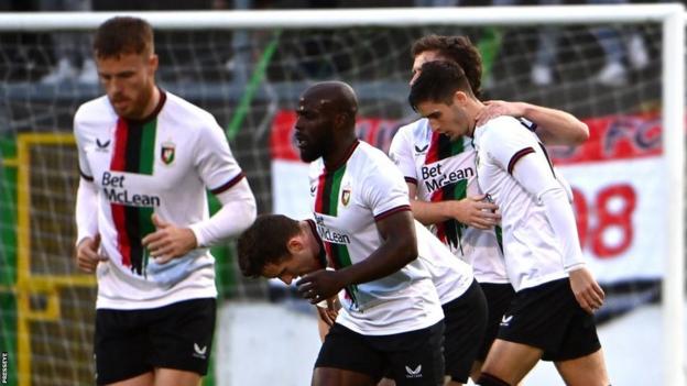 Glentoran players celebrate Jay Donnelly's first-half goal