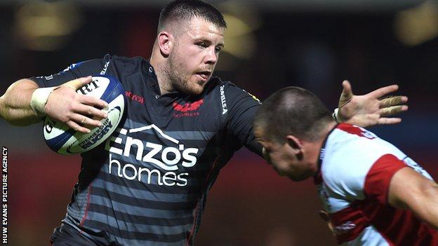 Rob Evans of Scarlets runs in to score try