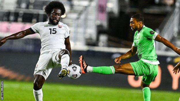 Alex Dier del Montserrat in una partita contro Trinidad e Tobago nelle qualificazioni alla Gold Cup