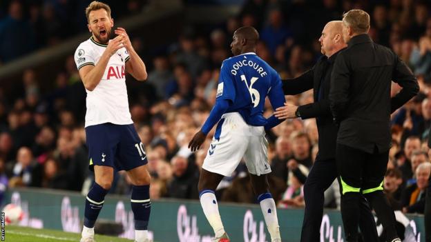 Harry Kane reacting after being caught in the face by Abdoulaye Doucoure