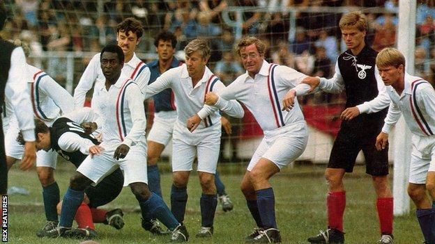 forene Integral Fremragende Pele auction: Escape to Victory boots sell for £8,025 - BBC Sport