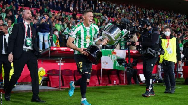 Joaquin viert feest met de Copa del Rey-trofee