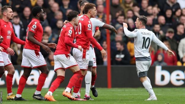 Nottingham Forest y algunos compañeros de equipo chocan con Daniel Podence de Wolverhampton Wanderers durante el partido de la Premier League entre Nottingham Forest y Wolves.