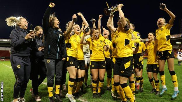 Wolverhampton Wanderers Women celebra ganar la Copa del Condado