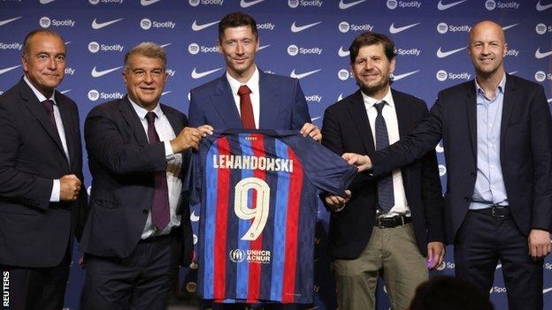 Barcelona vice president Rafael Yuste (left), with president Joan Laporta (second left), new signing Robert Lewandowski (centre), director of football Mateu Alemany (second from right) and sporting advisor Jordi Cruyff (right)