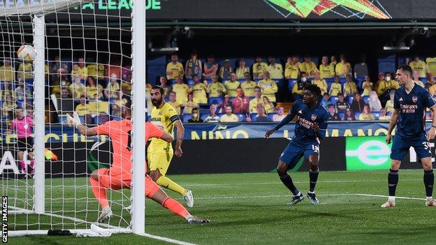 Raul Albiol scores Villarreal's second goal