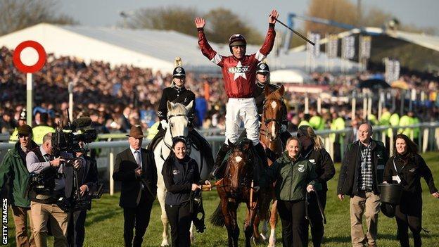 Davy Russell célèbre sur Tiger Roll en 2019