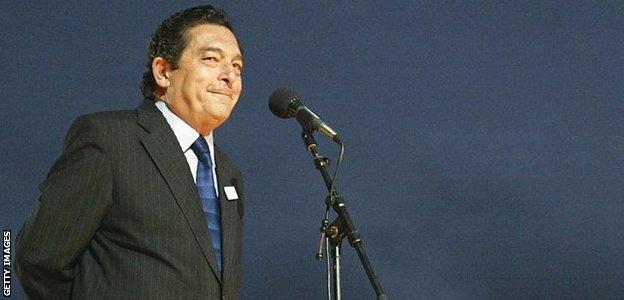 Dr Ali Bacher, CWC 2003 Executive Director, welcomes the crowd to the 2003 Cricket World Cup opening ceremony at the Newlands Cricket Ground in Cape Town.