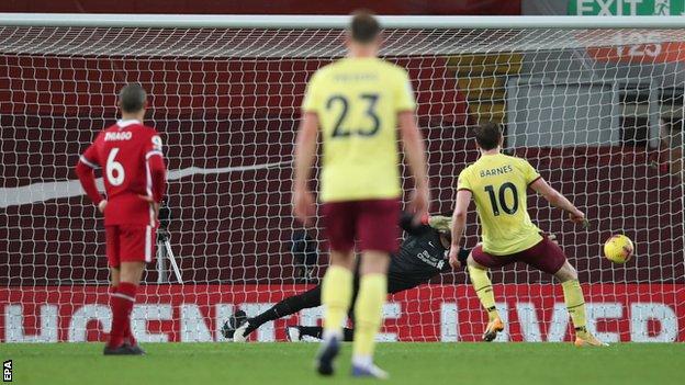 Liverpool 0 1 Burnley Ashley Barnes Scores Winner As Reds Unbeaten Run Ends Bbc Sport