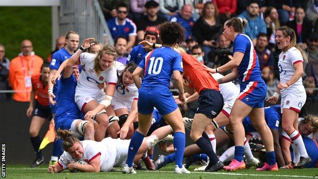 Sarah Bern scores a try