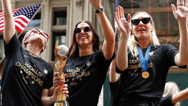 Los jugadores de EE. UU. celebran ganar la Copa del Mundo 2019 en su desfile de bienvenida a casa