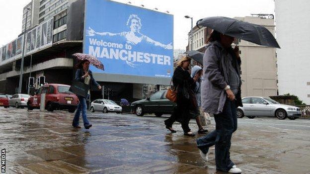 Manchester City a placé d'énormes affiches de l'ancien attaquant de Manchester United Carlos Tevez dans le centre-ville lorsqu'ils l'ont signé en 2009, s'exclamant 