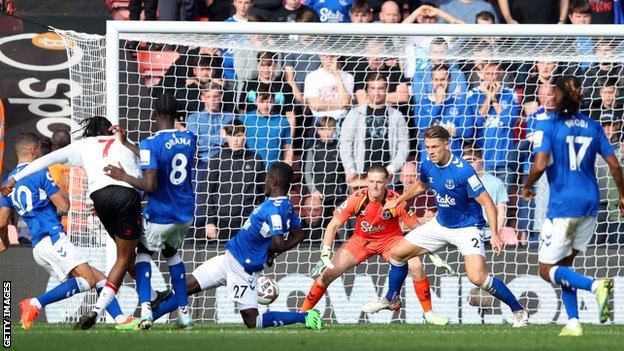 Joe Aribo scores for Southampton.