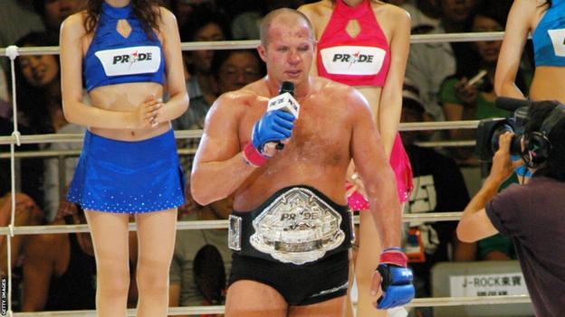 Fedor Emelianenko with the Pride heavyweight title in 2005