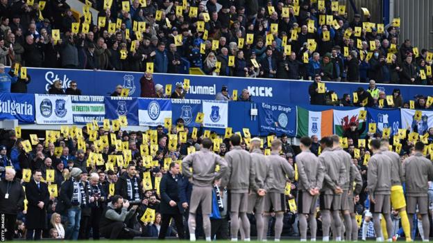 Los aficionados del Everton protestan contra la Premier League