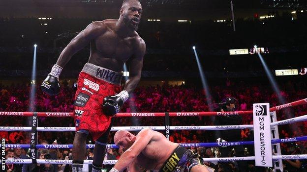 Deontay Wilder, Tyson Fury'yi devirdi