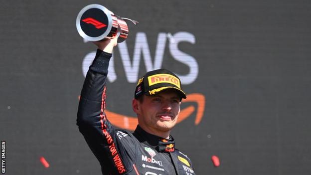 Max Verstappen viert het winnen van de Grand Prix van Canada