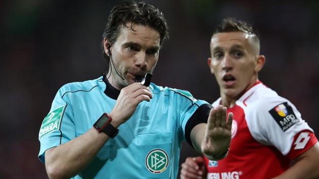 VAR: Bundesliga referee recalls teams from dressing room at half-time for penalty - BBC Sport
