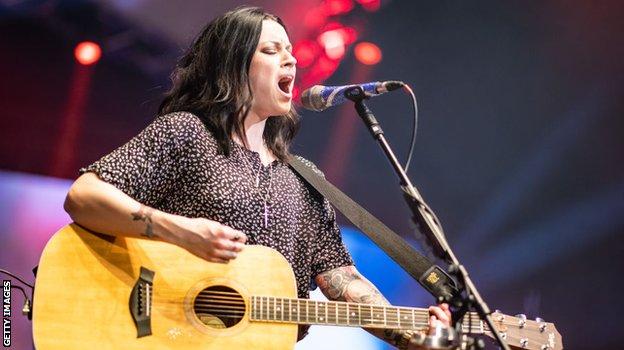 Premier League predictions: Lawro v singer-songwriter Amy Macdonald ...