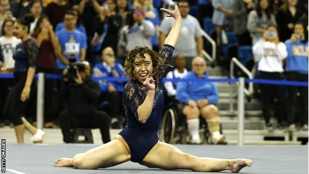 Ohashi doing the splits and smiling in a routine