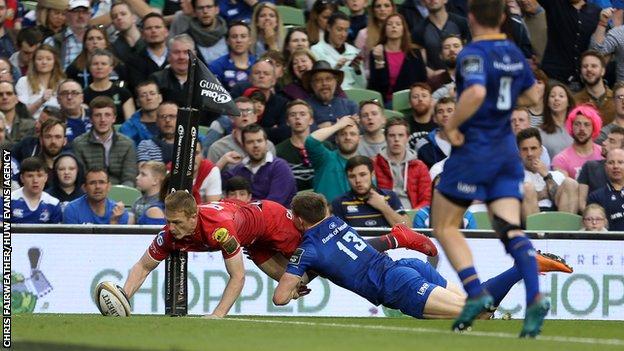 Johnny McNicholl scores for Scarlets