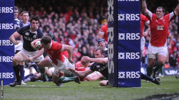 Shane Williams scores a try for Wales against Scotland in 2010