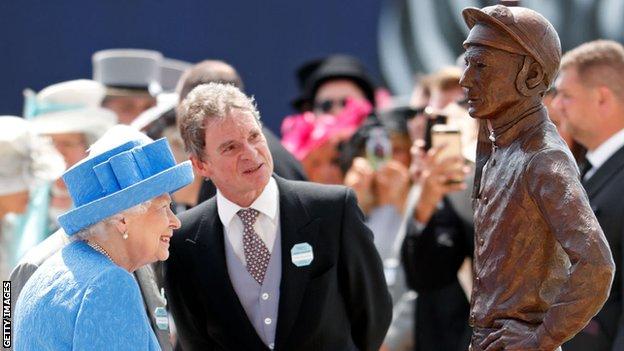 A rainha Elizabeth II inaugura uma estátua do ex-jóquei Lester Piggott no Epsom Derby Day em junho de 2019.