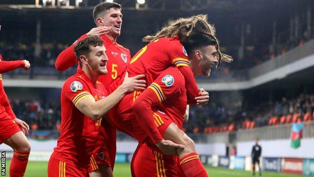 Azerbaijan 0 2 Wales Moore Wilson Goals Keep Automatic Euro 2020 Qualification Alive Bbc Sport