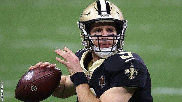 Drew Brees of the San Diego Chargers looks to pass the ball against News  Photo - Getty Images