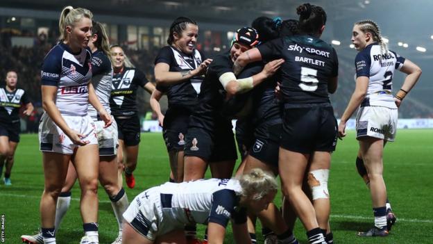 Nieuw-Zeeland viert een try tegen Engeland op het WK